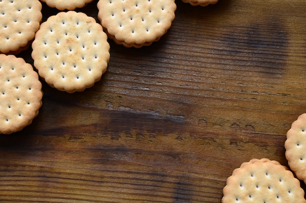 Un biscuit sandwich rond fourré à la noix de coco