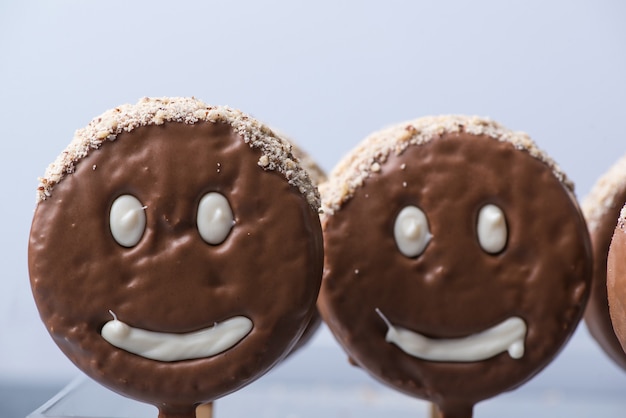 Biscuit smiley en forme de visage au chocolat