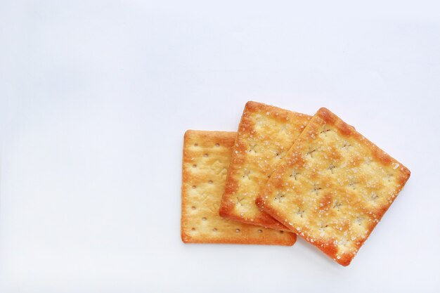 Biscuit Stacked Cracker sur fond blanc avec espace de copie