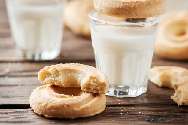 Biscuit sucré et lait sur la table vintage