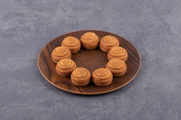 Biscuit sucré placé sur une table en pierre.