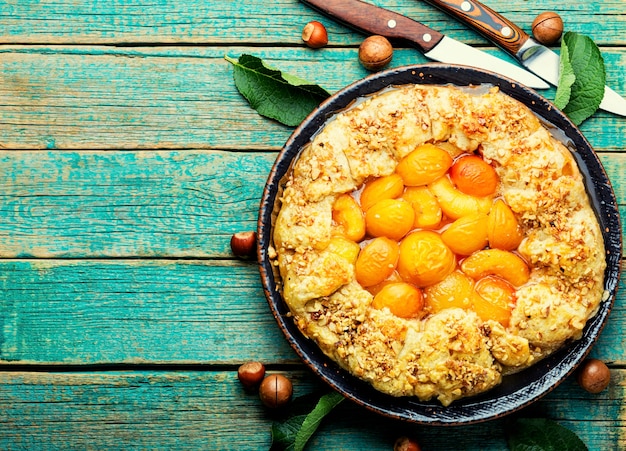 Biscuit ou tarte aux prunes de cerise et aux noix. Produits de boulangerie maison d'automne. Espace de copie. Gâteau aux fruits d'été.