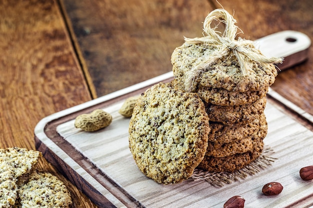 Biscuit végétalien aux arachides, sans œufs ni lait, avec céréales et herbes