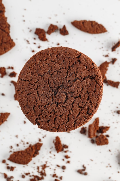 Biscuits américains au chocolat avec pépites de chocolat et raisins secs sur une table en bois blanc Vue de dessus mise à plat