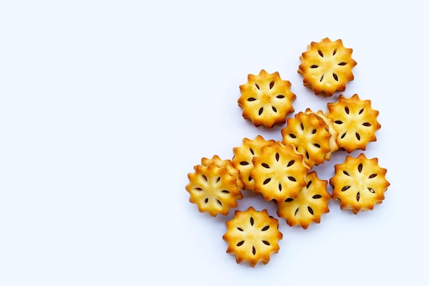 Biscuits à l'ananas isolé sur fond blanc