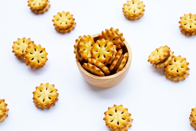 Biscuits à l'ananas isolé sur fond blanc