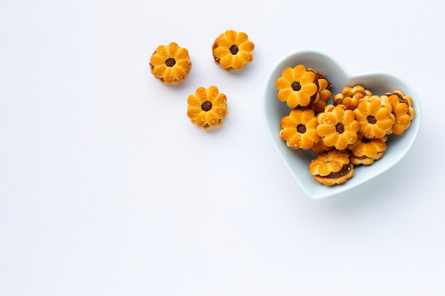 Biscuits à l'ananas isolés sur fond blanc.