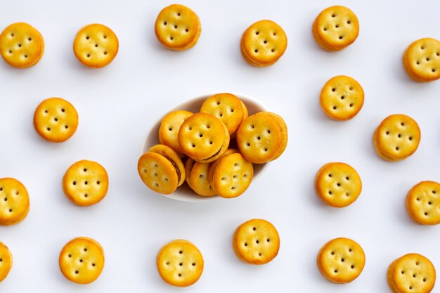 Photo biscuits à l'ananas isolés sur fond blanc.