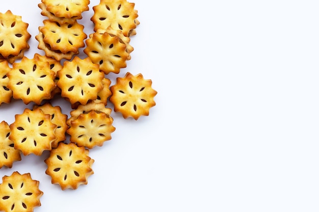 Biscuits à l'ananas isolés.