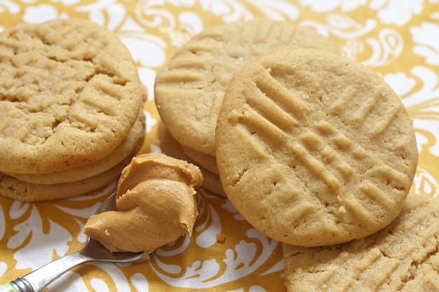 Biscuits au beurre d'arachide à l'ancienne sur une table