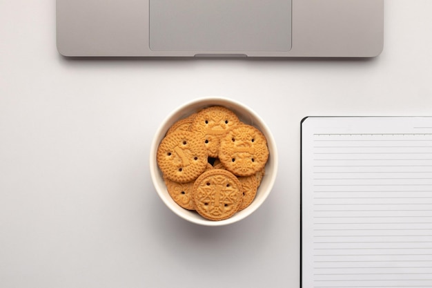 Biscuits au beurre. Biscuits sucrés sur assiette