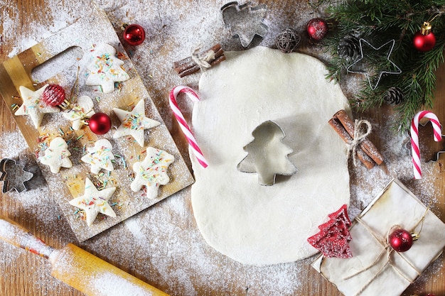 Biscuits au beurre de cuisson délicatesse du Nouvel An de différentes formes sur une table en bois avec des accessoires de Noël