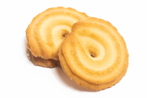 Des biscuits au beurre danois empilés, le biscuit à anneau de vanille isolé sur un fond blanc.