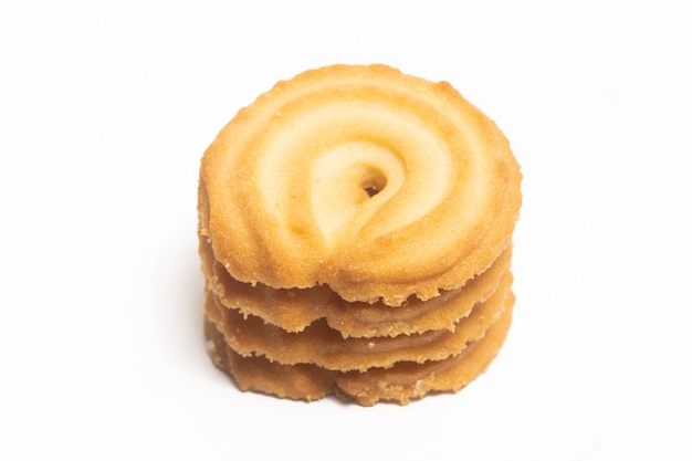 Des biscuits au beurre danois empilés, le biscuit à anneau de vanille isolé sur un fond blanc.