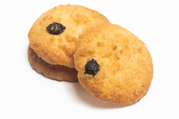 Des biscuits au beurre danois empilés, le biscuit à la noix de coco avec du raisin isolé sur fond blanc.