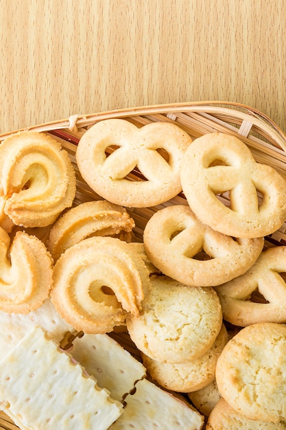 Biscuits au beurre dans un bol en bambou