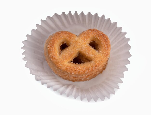 Biscuits au beurre dans une tasse en papier blanc sur fond blanc