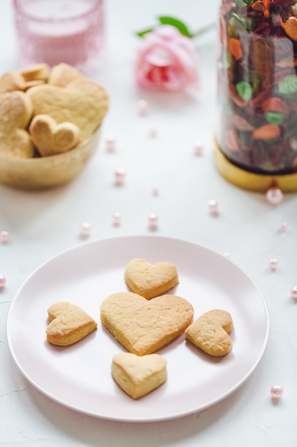 Biscuits au beurre en forme de coeur, rose et bougie