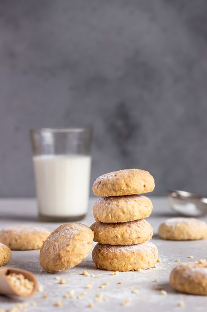 Photo biscuits au beurre frais et aux arachides saupoudrés de sucre en poudre