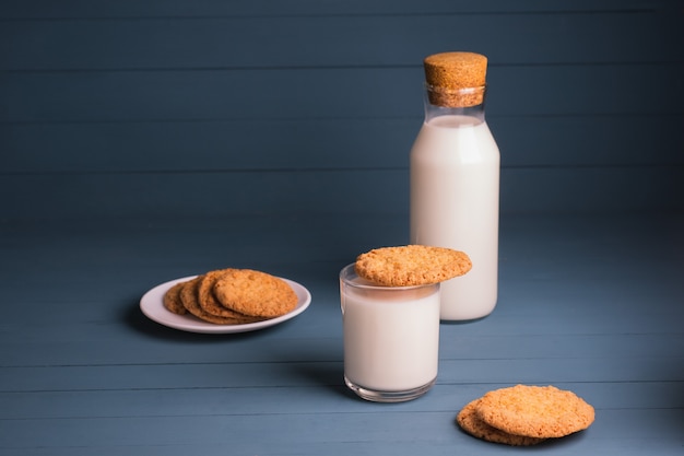 Biscuits au beurre frais cuits au four avec du lait. Biscuits au four faits maison sur un fond en bois bleu.