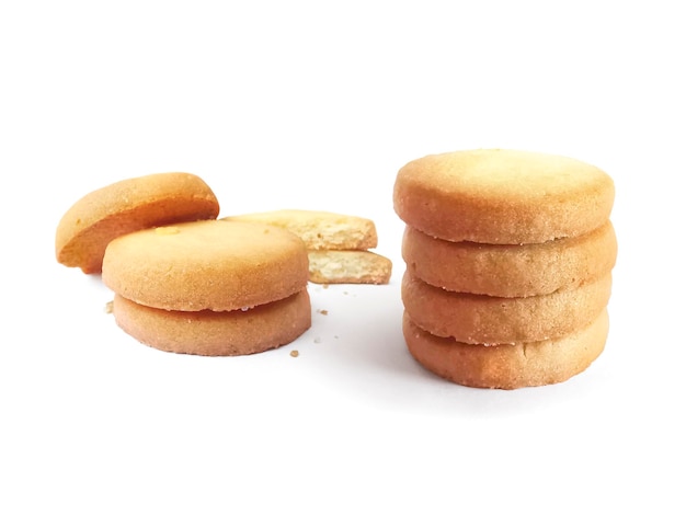 Biscuits au beurre isolés sur fond blanc