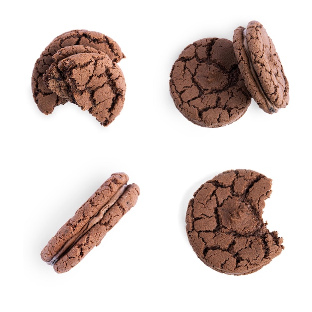 Biscuits au brownie au chocolat fourrés au chocolat sur fond blanc. photo de haute qualité