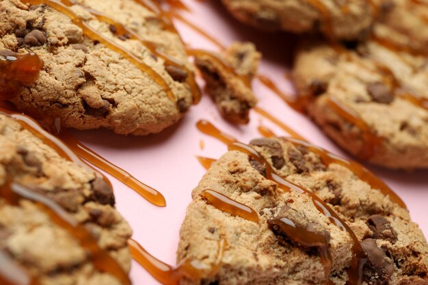 Biscuits au caramel sur rose, gros plan