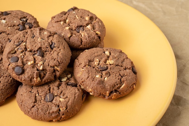 Biscuits au chocolat sur assiette