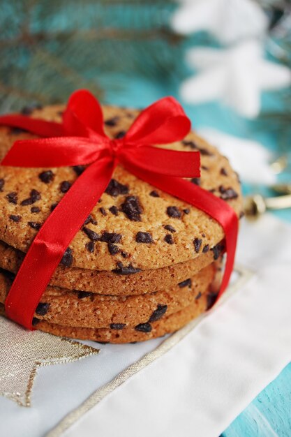 Biscuits au chocolat attaché un ruban rouge