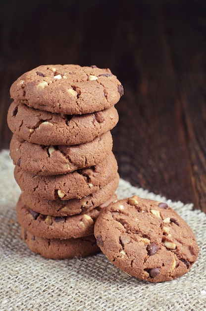 Biscuits au chocolat aux noix sur fond de toile de jute