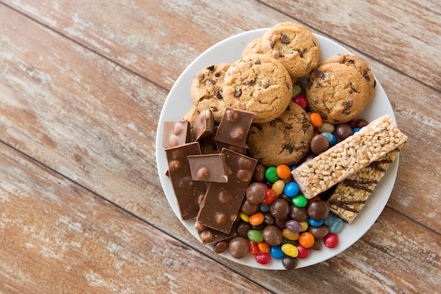 biscuits au chocolat et barres de muesli