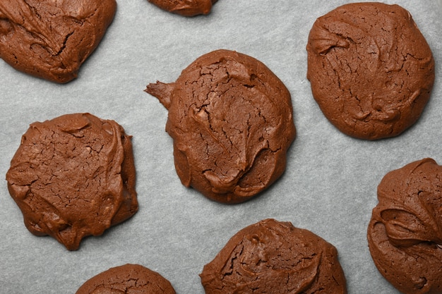 Biscuits au chocolat brownie sur papier sulfurisé