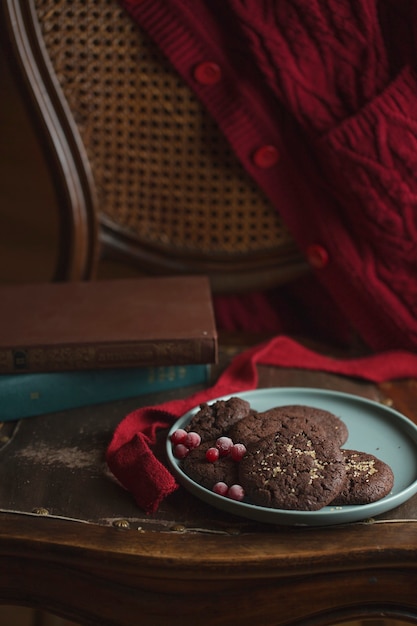 Biscuits au chocolat avec cerises surgelées sur la plaque