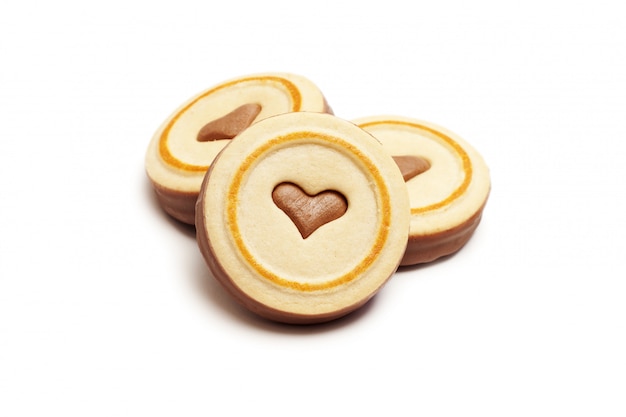 Biscuits au chocolat avec coeur isolé