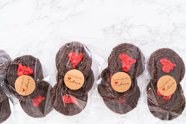 Biscuits au chocolat avec des coeurs en chocolat