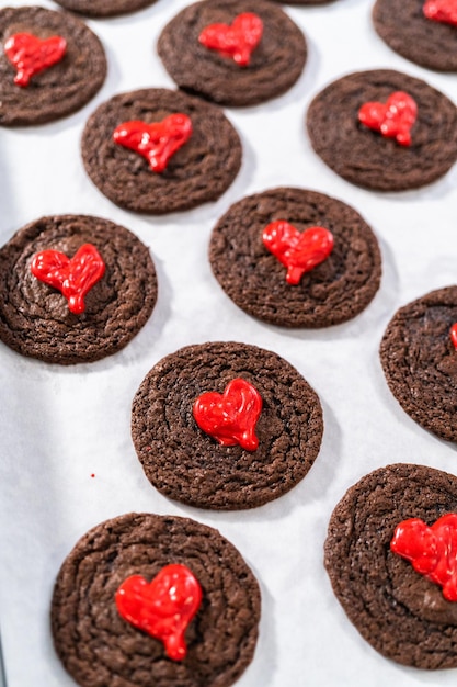 Biscuits au chocolat avec des coeurs en chocolat