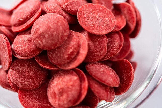 Biscuits au chocolat avec des coeurs en chocolat