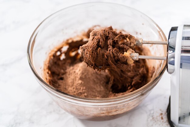 Biscuits au chocolat avec des coeurs en chocolat