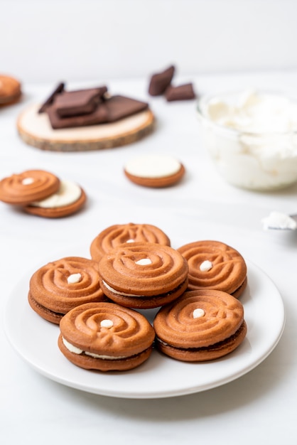 biscuits au chocolat avec de la crème