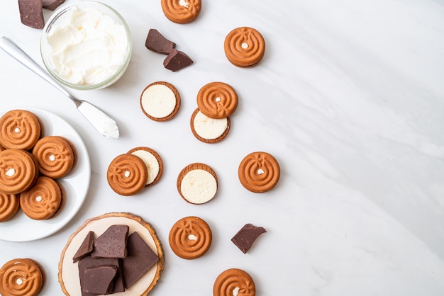 biscuits au chocolat avec de la crème