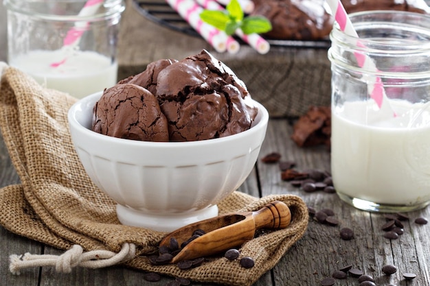 Biscuits au chocolat dans un bol