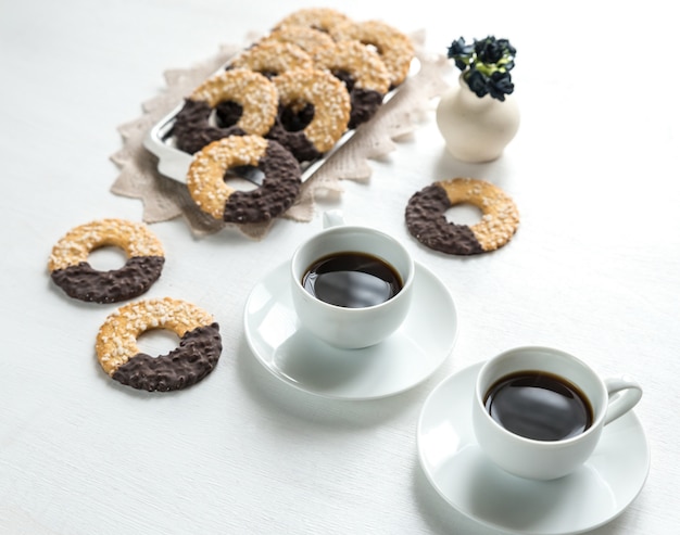 Biscuits au chocolat avec deux tasses de café