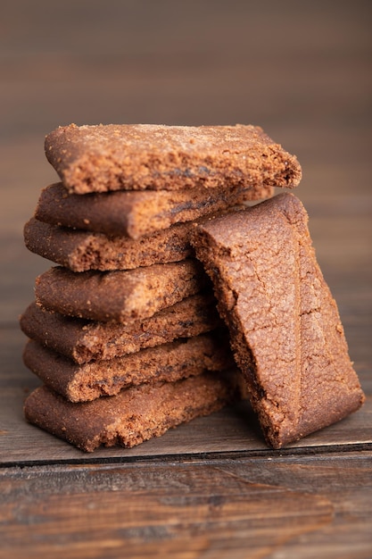 Biscuits au chocolat faits à la main sur une table en boisBiscuits faits maison gros plan