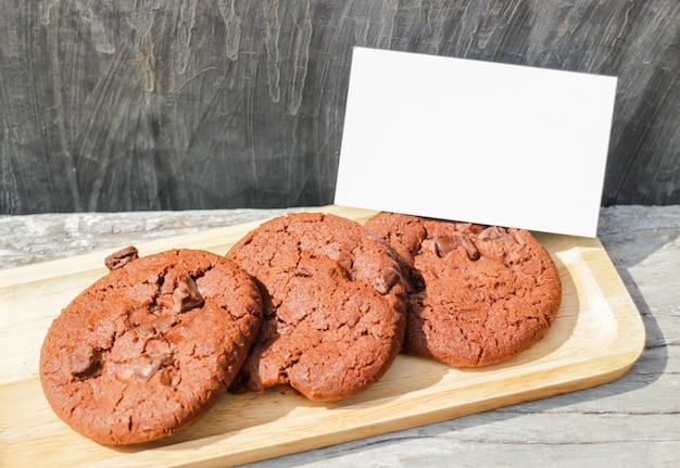 Photo biscuits au chocolat faits maison avec carte de visite vierge