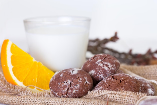 Biscuits au chocolat sur un fond en bois blanc