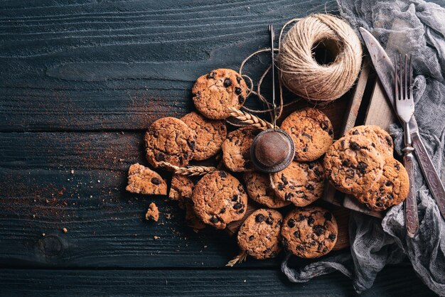 Biscuits au chocolat Sur un fond en bois Vue de dessus Espace libre pour votre texte