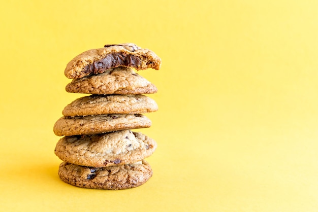 Biscuits au chocolat sur fond jaune.