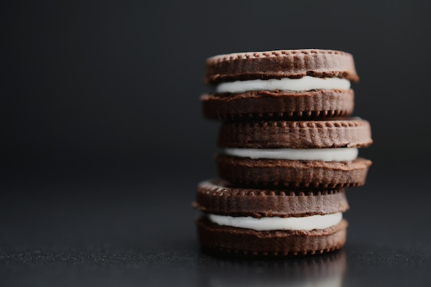 Biscuits au chocolat sur fond noir