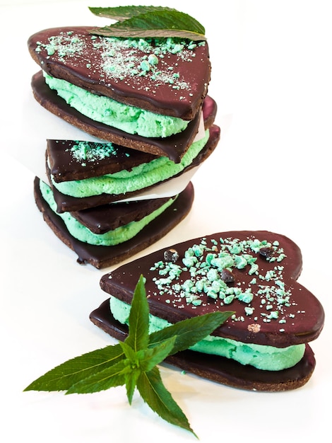 Biscuits au chocolat fourrés à la menthe sur fond blanc.