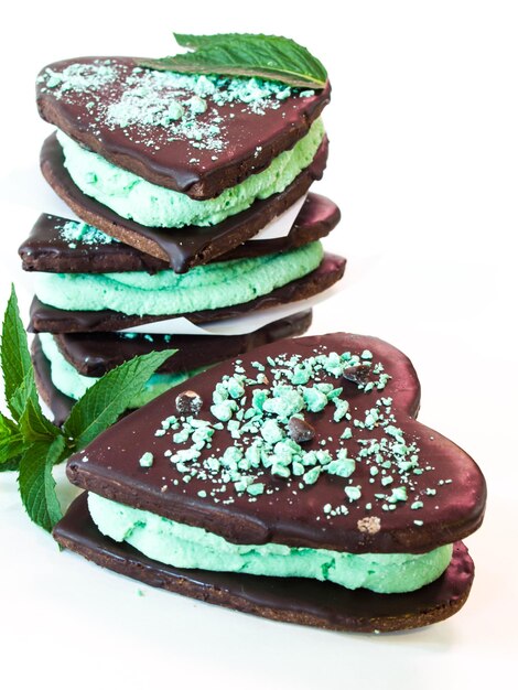 Biscuits au chocolat fourrés à la menthe sur fond blanc.